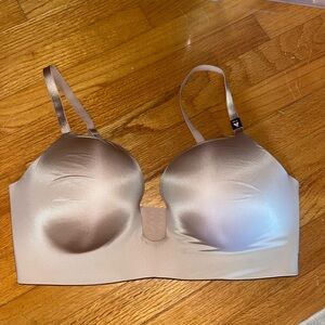 Nude Victoria’s Secret NWOT plunge 38d Seamless Bra